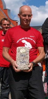 Bo ses her med det synlige bevis p, at han har lbet alle 10 marathonlb i Aabenraa Bjergmarathon